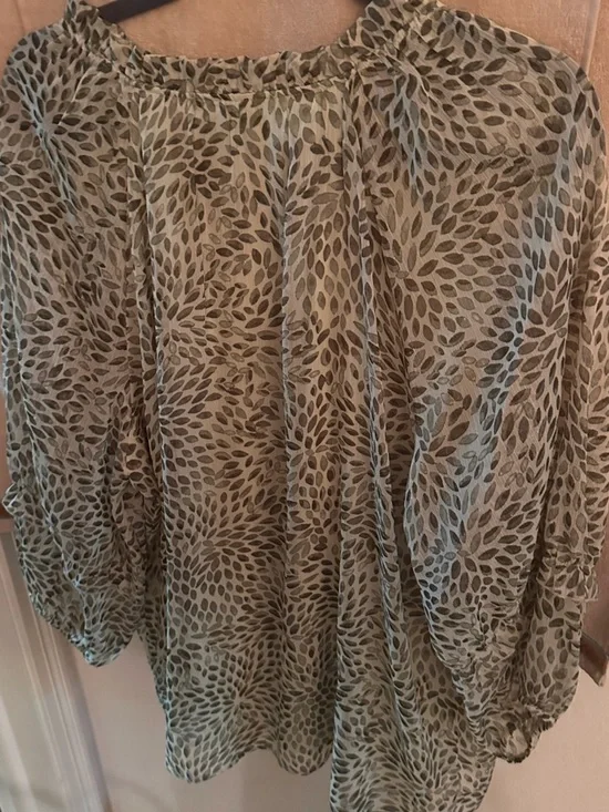 Kate & Lily Olive Leaf-Print V-Neck Blouse - Picture 3 of 4